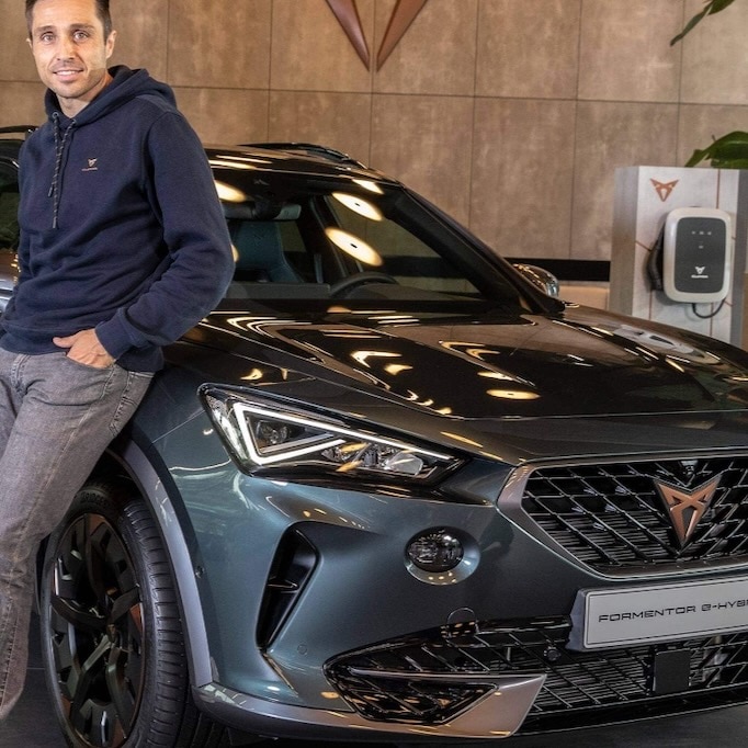 Fernando Belasteguín leaning on a CUPRA Formentor