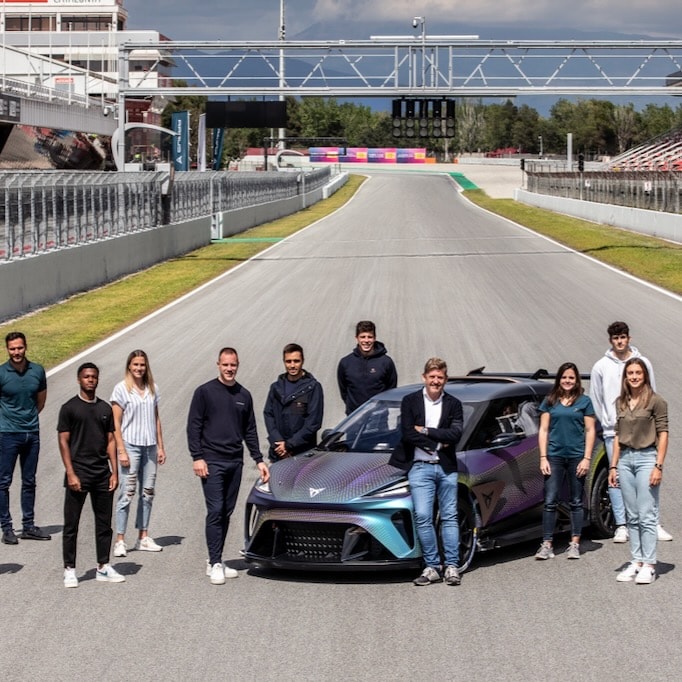 Padel players next to a CUPRA Raval racing model