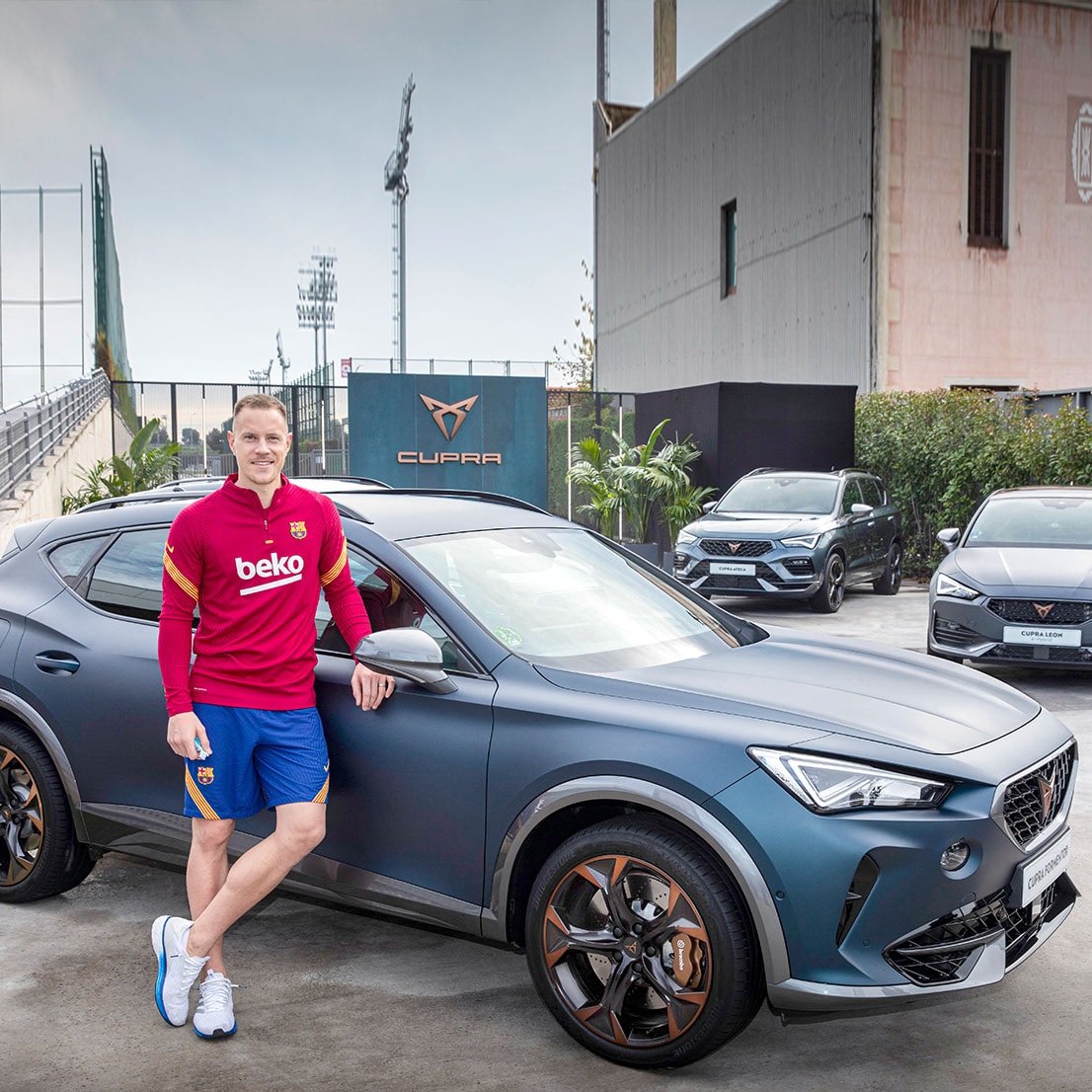 Marc Ter Stegen next to a new CUPRA Formentor in a Petrol Blue Matte colour