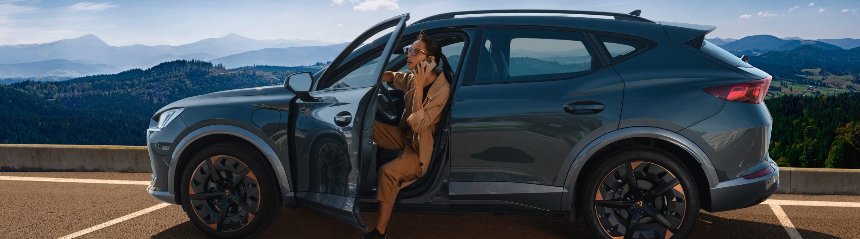 girl-with-cupra-formentor-dark-camouflage