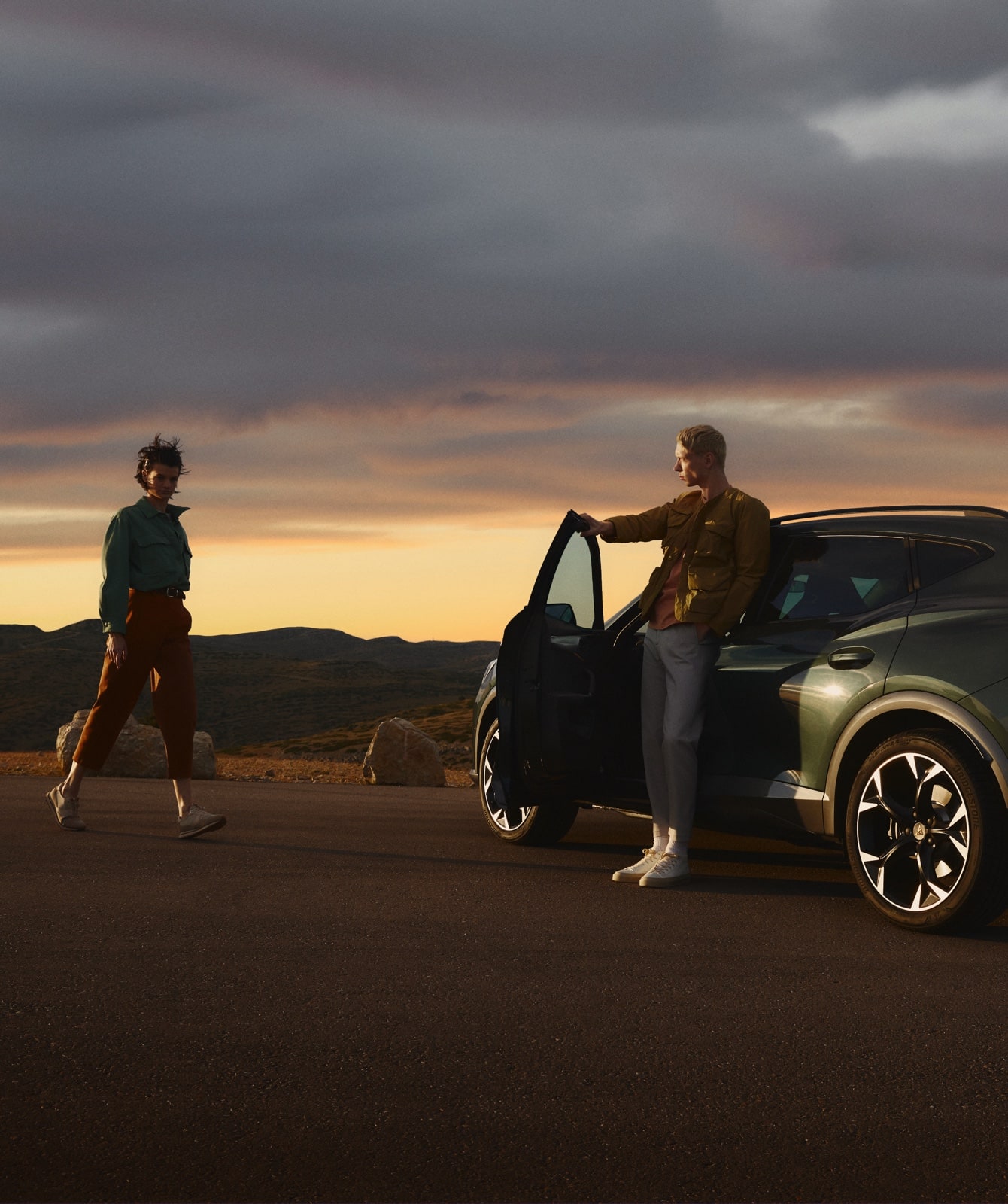 cupra-formentor-dark-camouflage-with-couple