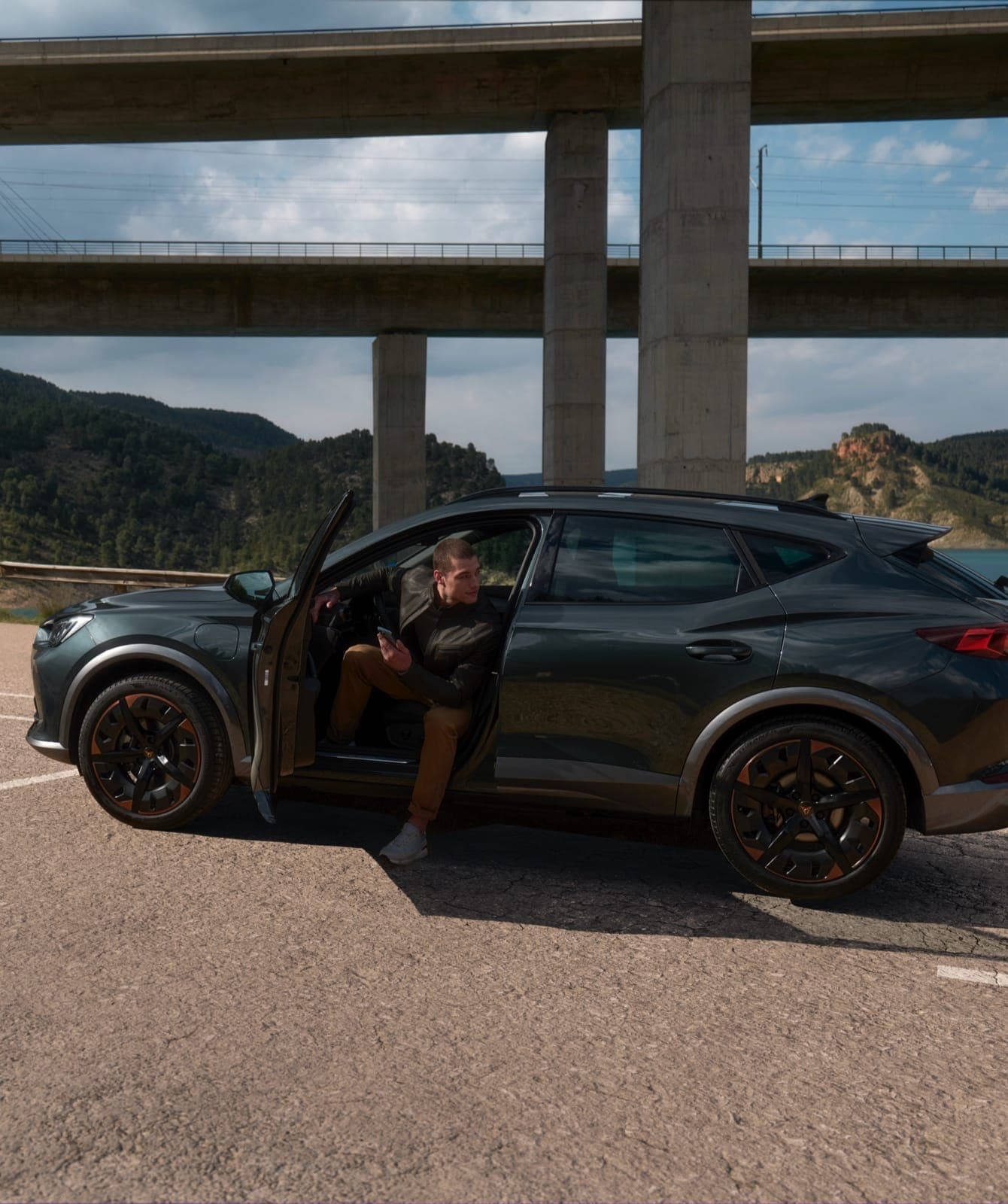 couple-in-the-snow-with-cupra-ateca